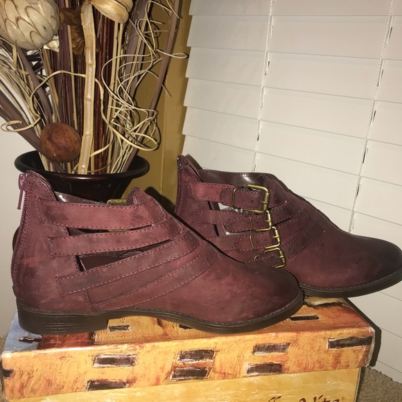 Like New Bella Vita Burgundy Leather Bootie - Picture 3 of 13